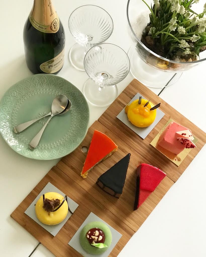  Cake and bubbles -kakkubuffet MBakeryssä Turun kauppahallissa