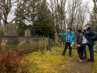A guide from Your Friend in Reykjavik is sharing the story behind the people buried in the grave on the picture.