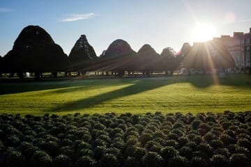 Day Trip to Hampton Court Palace from London with Guided Tour