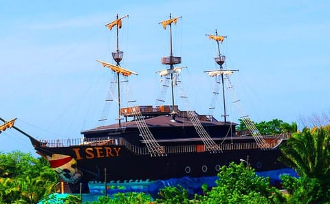 Cultural Tour of Oak Ridge, Honduras: Explore the Venice of Roatan