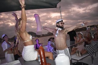 Los Cabos Sunset Cruise with Landmark Views and Guide