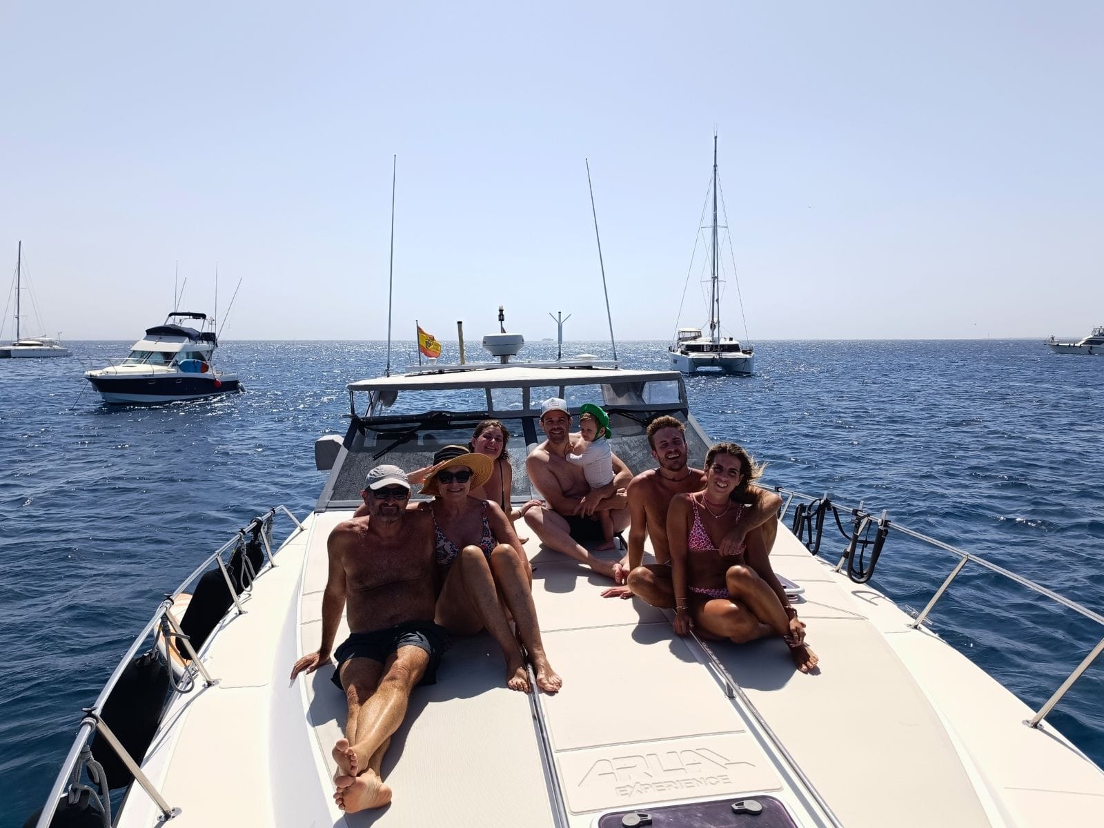 Foto de grupo de clientes disfrutando en la cubierta del ARUAL durante su experiencia en las Playas de Papagayo.