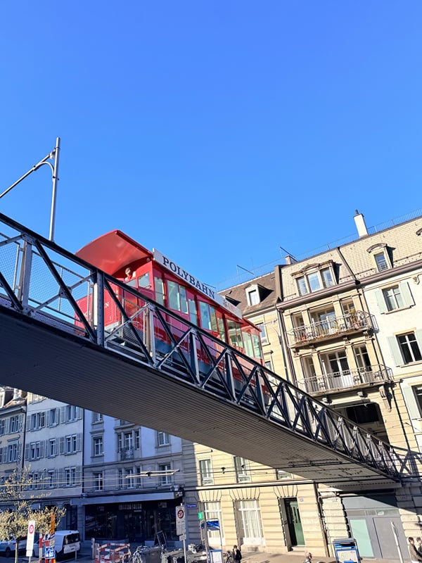 A Polybahn, o funicular vermelho de 1889, a caminho do terraço da universidade.