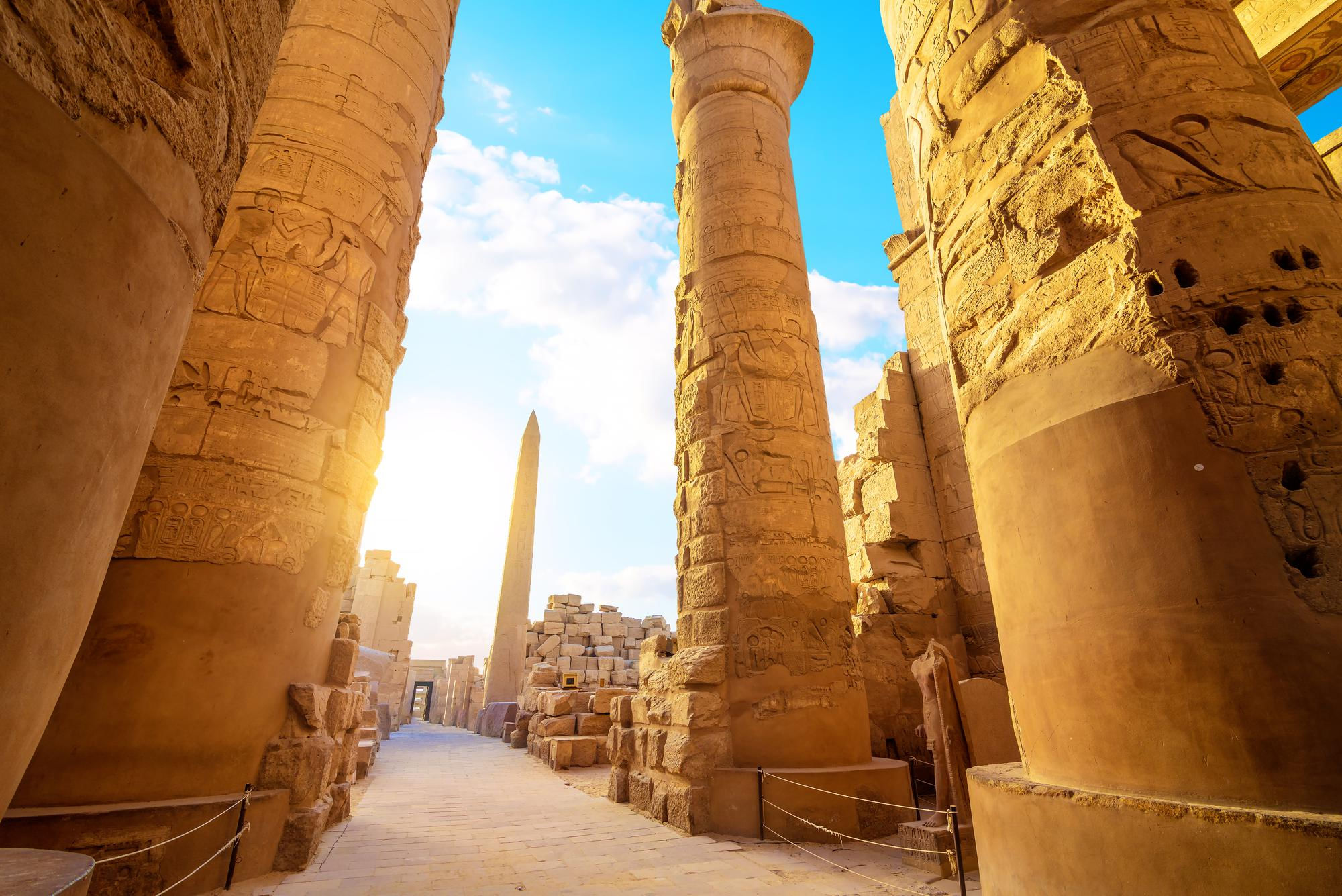 Las columnas y el obelisco del antiguo Egipto del templo de Karnak