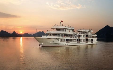 Bai Tu Long Bay Luxury Cruise with Kayaking and Swimming