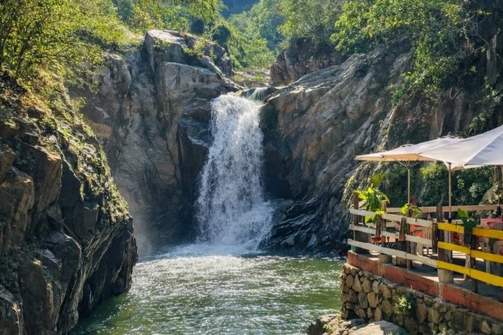 Quimixto en Barco, Cascada Escondida y Aventura Costera