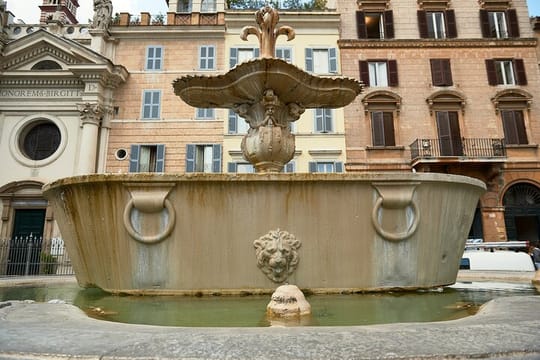 Beauty and Ghosts Walking Tour in Rome