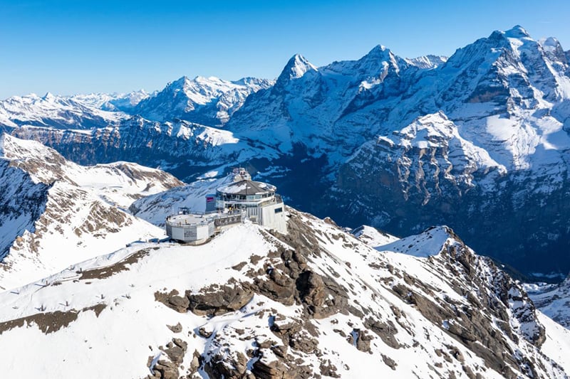 O Piz Gloria no alto do Schilthorn, a 2.970 metros, coberto de neve.
