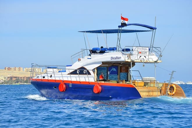 8-Hour Private Yacht Charter Exclusive &amp; Lunch Transfer -Hurghada