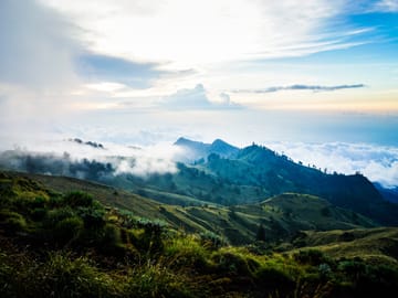 Mount Rinjani Trekking Tour 2D/1N