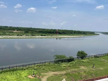 Private Full Day Tour of Taj Mahal and Agra Fort from Delhi
