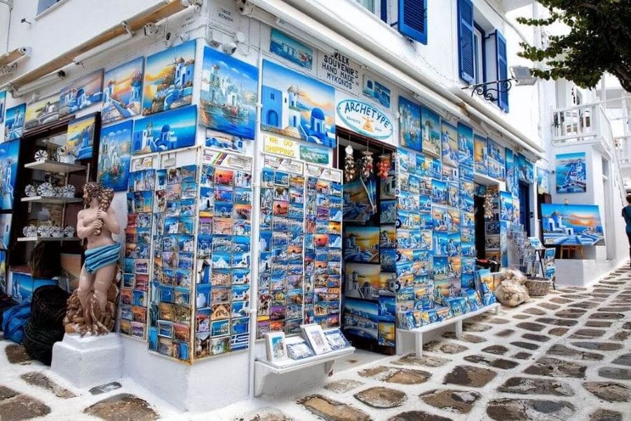 Souvenirladen in Mykonos-Stadt mit traditionellen griechischen Geschenken und kykladischen Souvenirs
