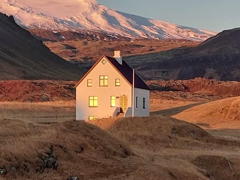 Private Snæfellsnes Peninsula Day Tour Guide in English, German, Dutch