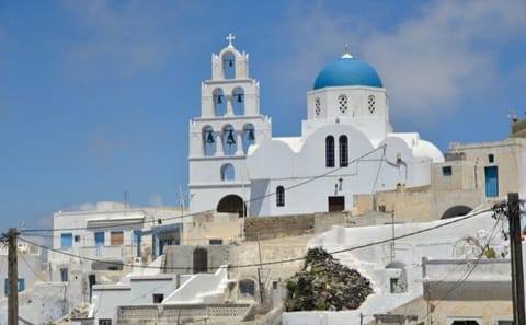 Explore Santorini's Traditional Villages and Akrotiri Excavations
