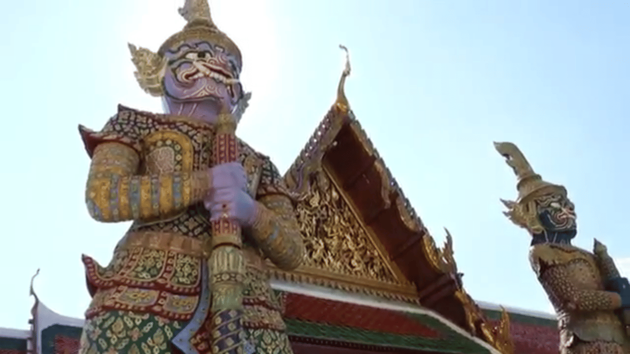 Bangkok Temple & Market Walking Tour: Grand Palace, Wat Pho & Wat Arun 3