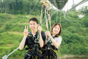 세계에서 세 번째로 긴 현수교에서의 스릴 넘치는 경험: 커플과 친구를 위한 브리지 스윙