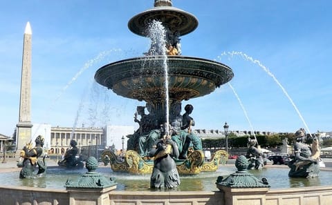 Historic Walking Tour of Paris: Sainte-Chapelle to the Louvre