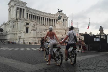 E-Bike Tour of Rome's Iconic Landmarks and Trevi Fountain