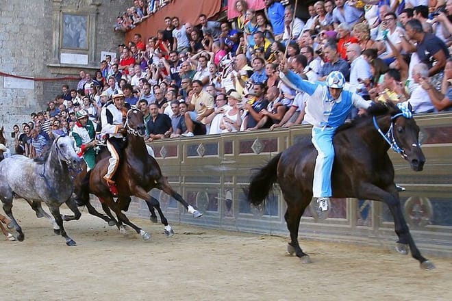 horse race in Piazza del Campo