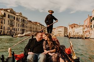 Private Gondola Ride with Professional Photographer in Venice