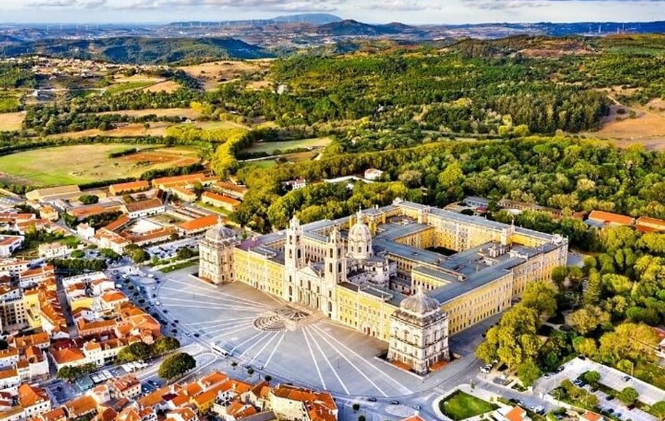 Between Palace and Sea – Mafra, Ericeira and Queluz Private Tour