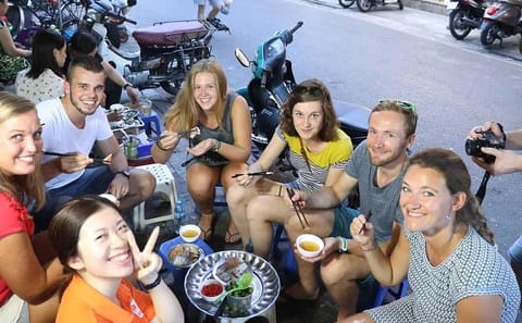 Hanoi Walking Tour: Street Food and Drink Tasting Experience