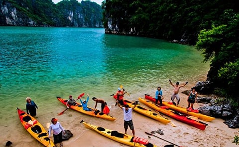 Deluxe 2 days cruise and kayak adventure in Halong Bay