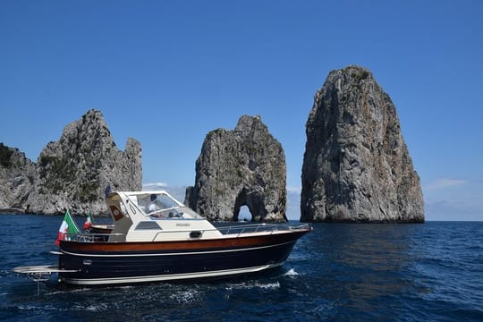 3)Amalfi: private boat tour to Capri of 7hrs