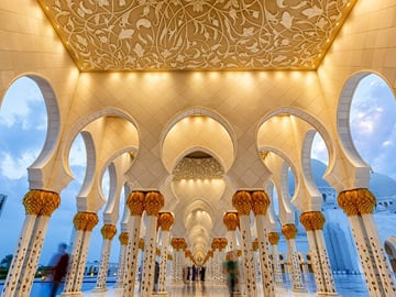 Dubai to Abu Dhabi: Grand Mosque, Emirates Palace and Corniche