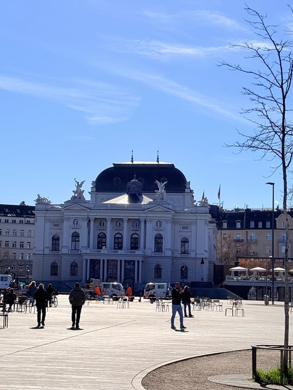A Ópera de Zurique, na Sechseläutenplatz.