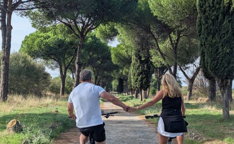 E-Bike Tour of Appian Way: Explore Aqueducts and Mausoleum