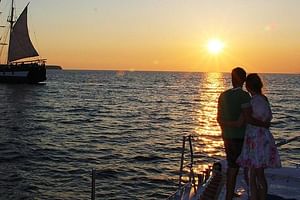 Shared Basic Sunset Trip of Santorini via Red Beach & White Beach