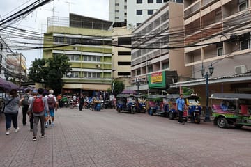 Historic Neighbourhoods of Talad Noi and Chinatown on Foot
