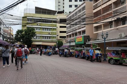 Historic Neighbourhoods of Talad Noi and Chinatown on Foot