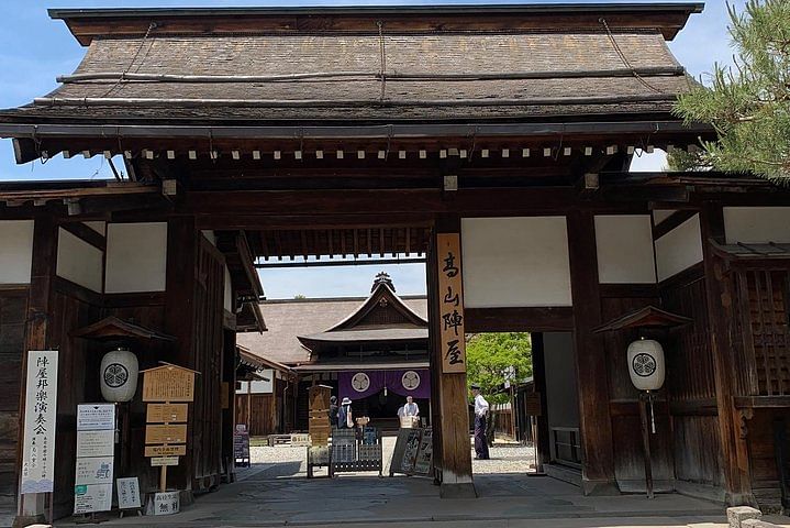 Takayama oldtownship walking tour with local guide. (About 70min)