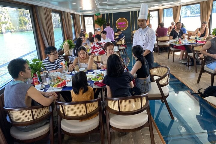 Lan Ha Serenity cruise - restaurant