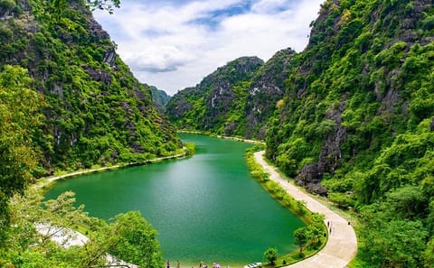 Ninh Bình day tour: Am Tien Cave, Mua Cave, and Trang An boat ride