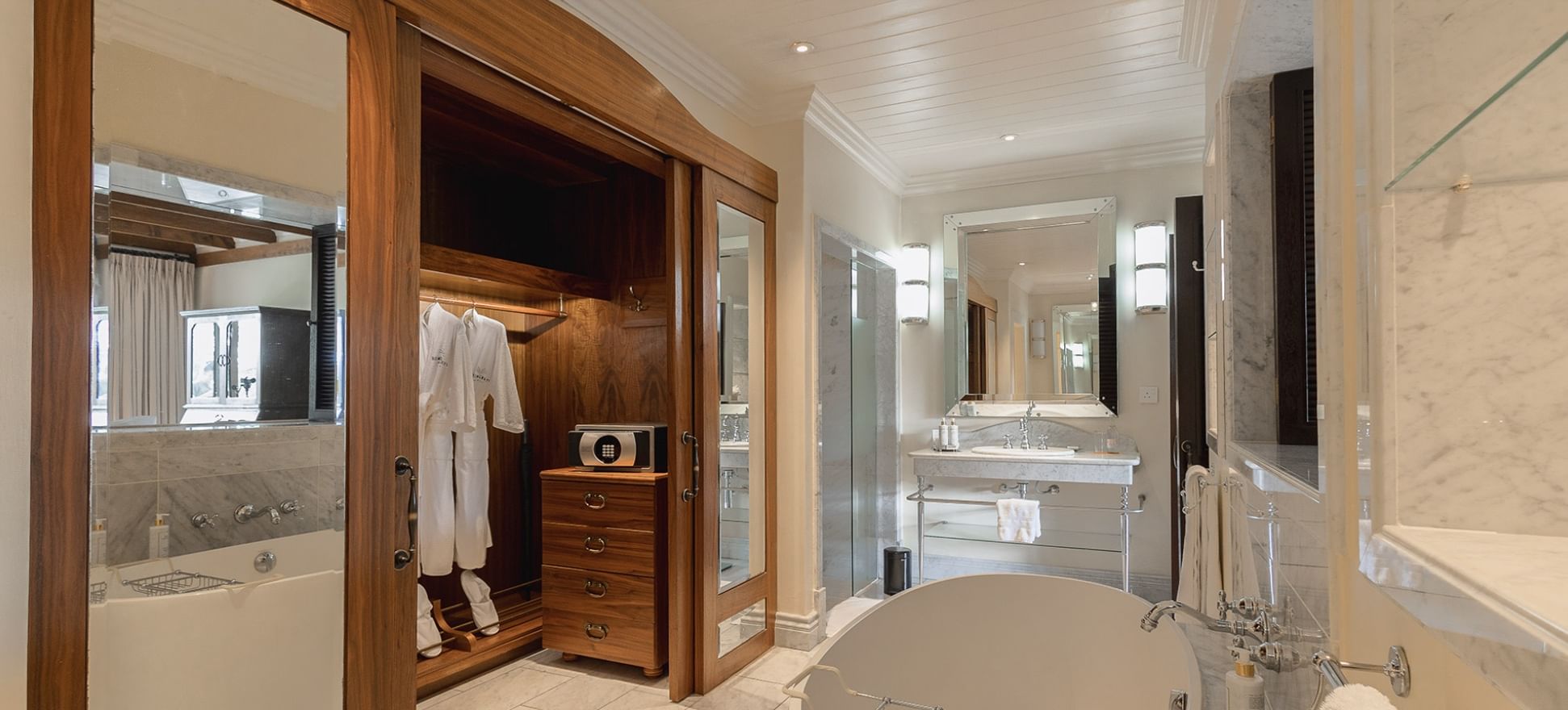 Hemingway Nairobi - Bathroom & Closet