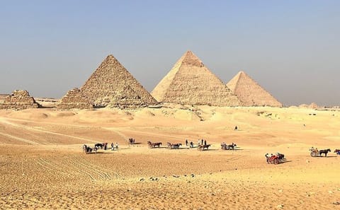 Cairo Day Tour: Pyramids of Giza and Egyptian Museum by Plane