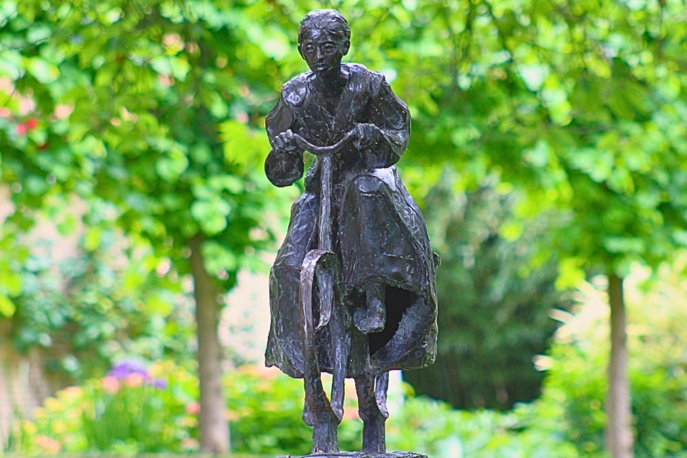 Statue of a cycling woman discovered during the urban exploration detective game in the Prinsentuin in Leeuwarden.