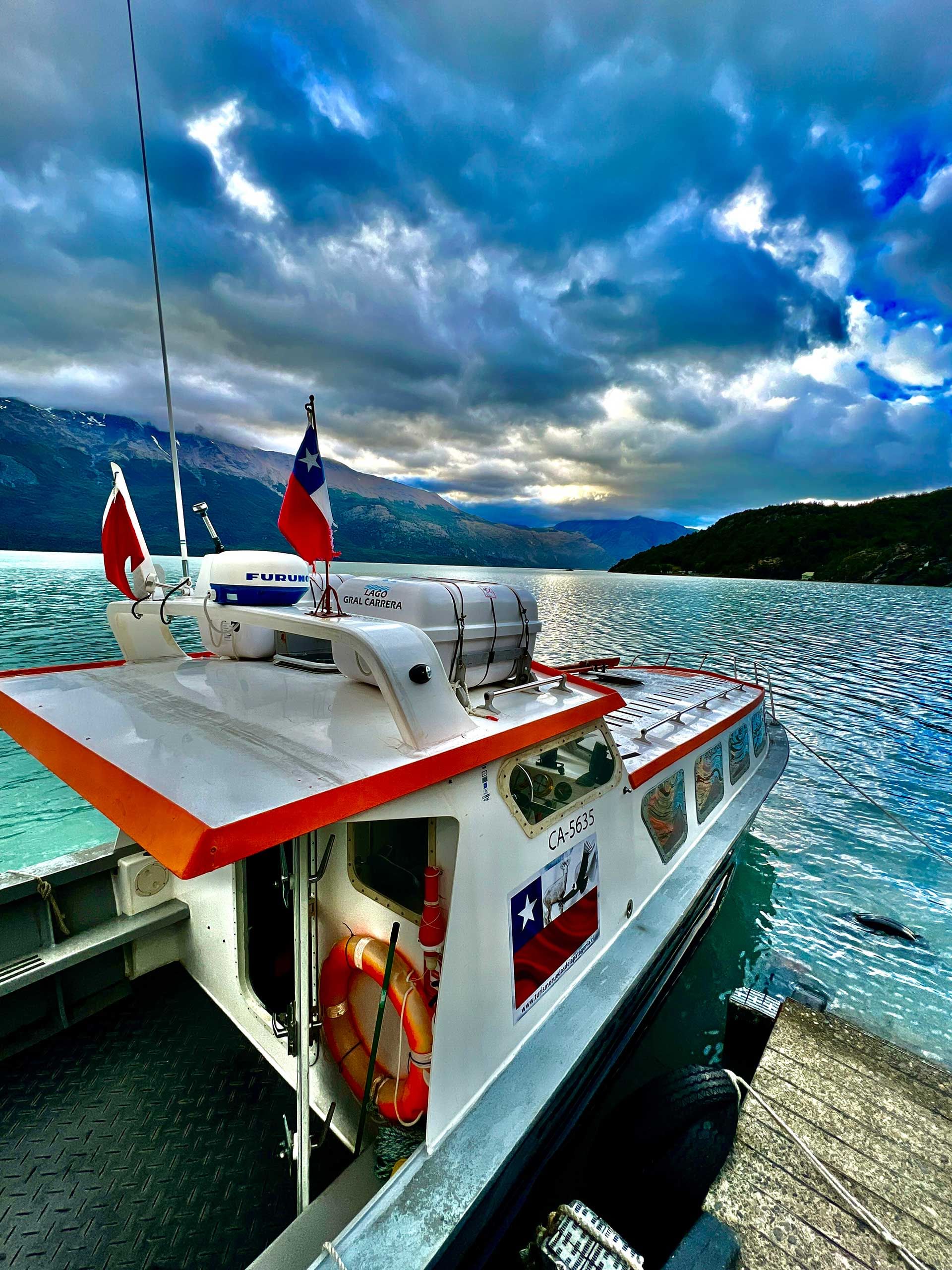 Embarcación Campito || lleva turistas y bicicletas a través del Lago O'Higgins hasta Candelario Mancilla