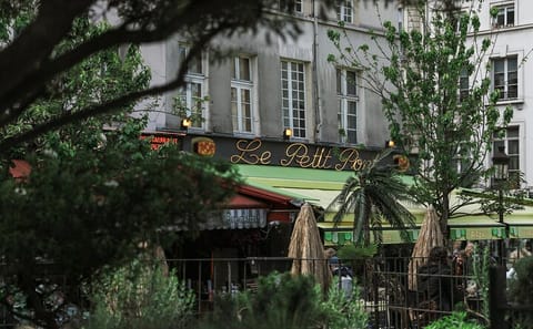 Private Photography Session in Paris' Latin Quarter