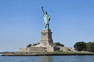 Statue of Liberty and Ellis Island in French