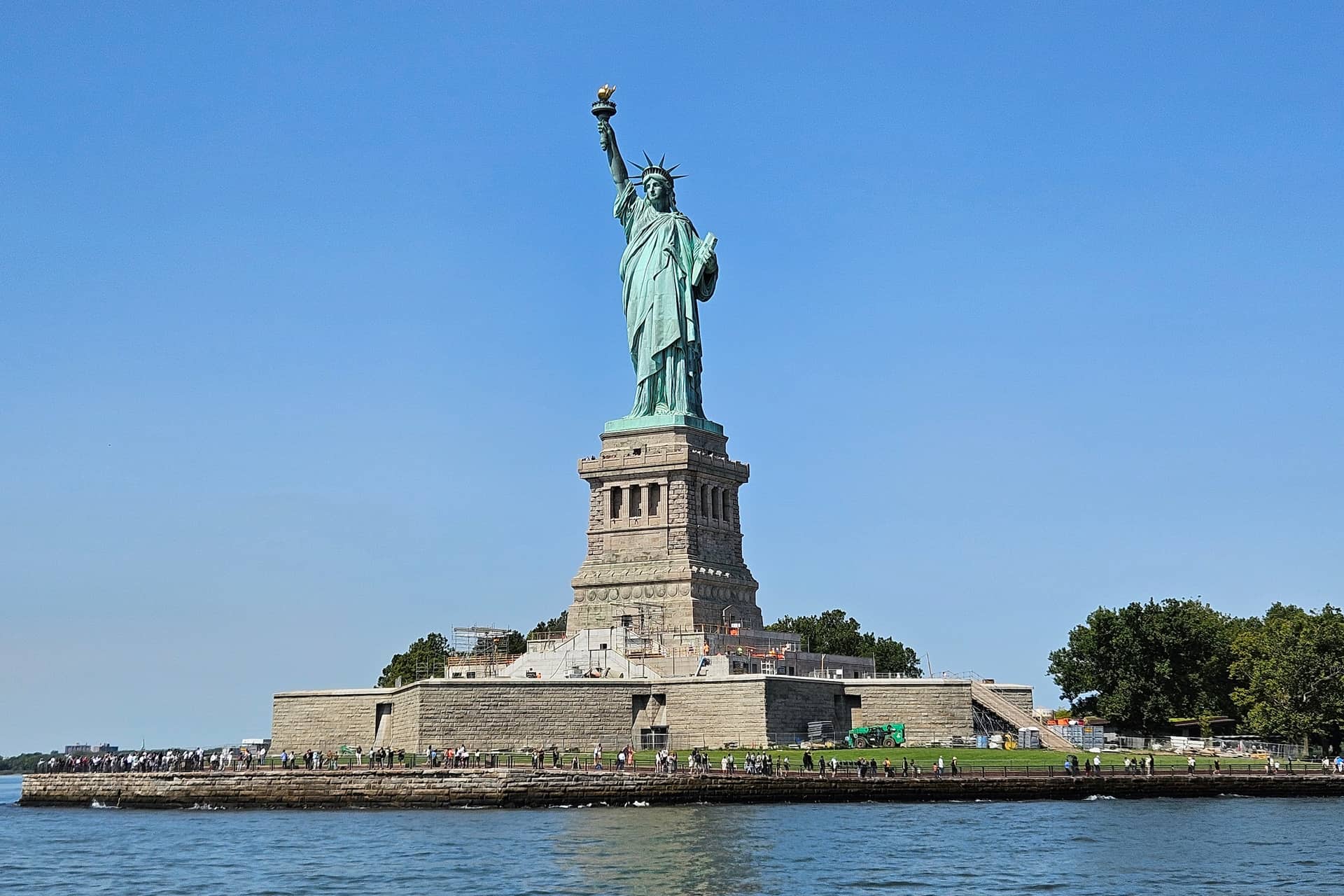 Statue of Liberty and Ellis Island in French - 1