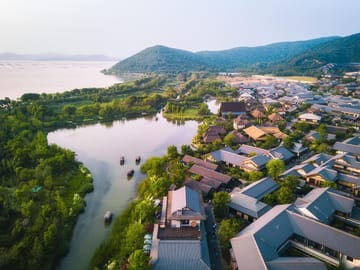 From Shanghai: Huishan Ancient Town & Nianhua Bay Day Trip