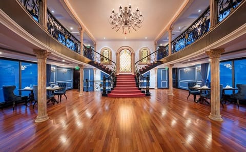 Le Theatre Cruise – Wonder on Ha Long & Lan Ha Bay 2 Days Tour