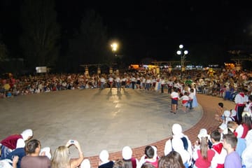 Kefalonia Festivals Tour: Food, Wine, and Music in Argostolion