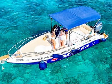 Private One-Hour Boat Tour to Crystal and Blue Lagoons, Comino
