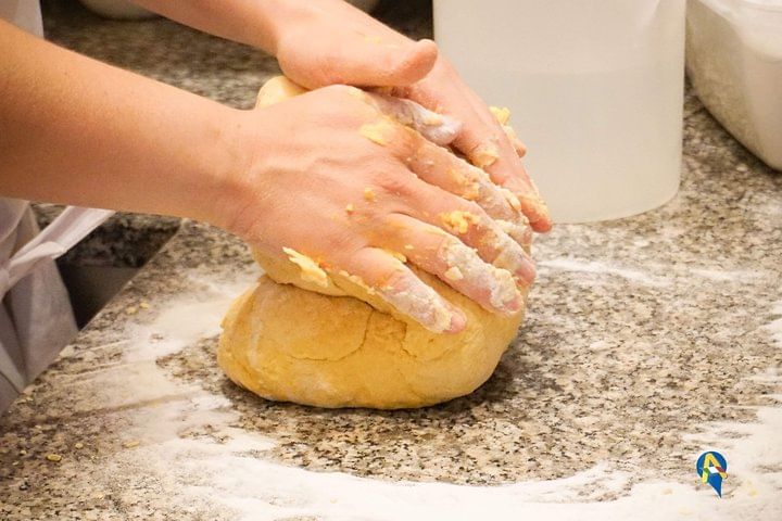 Our expert chef making pizza for the cooking class