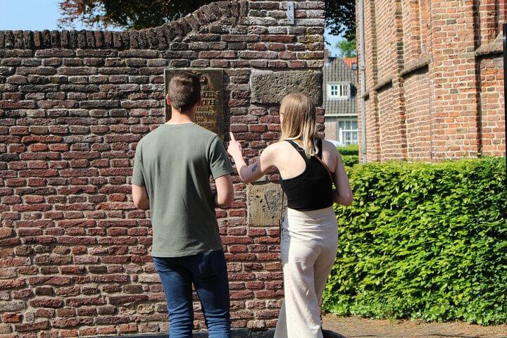 City game players solving a puzzle